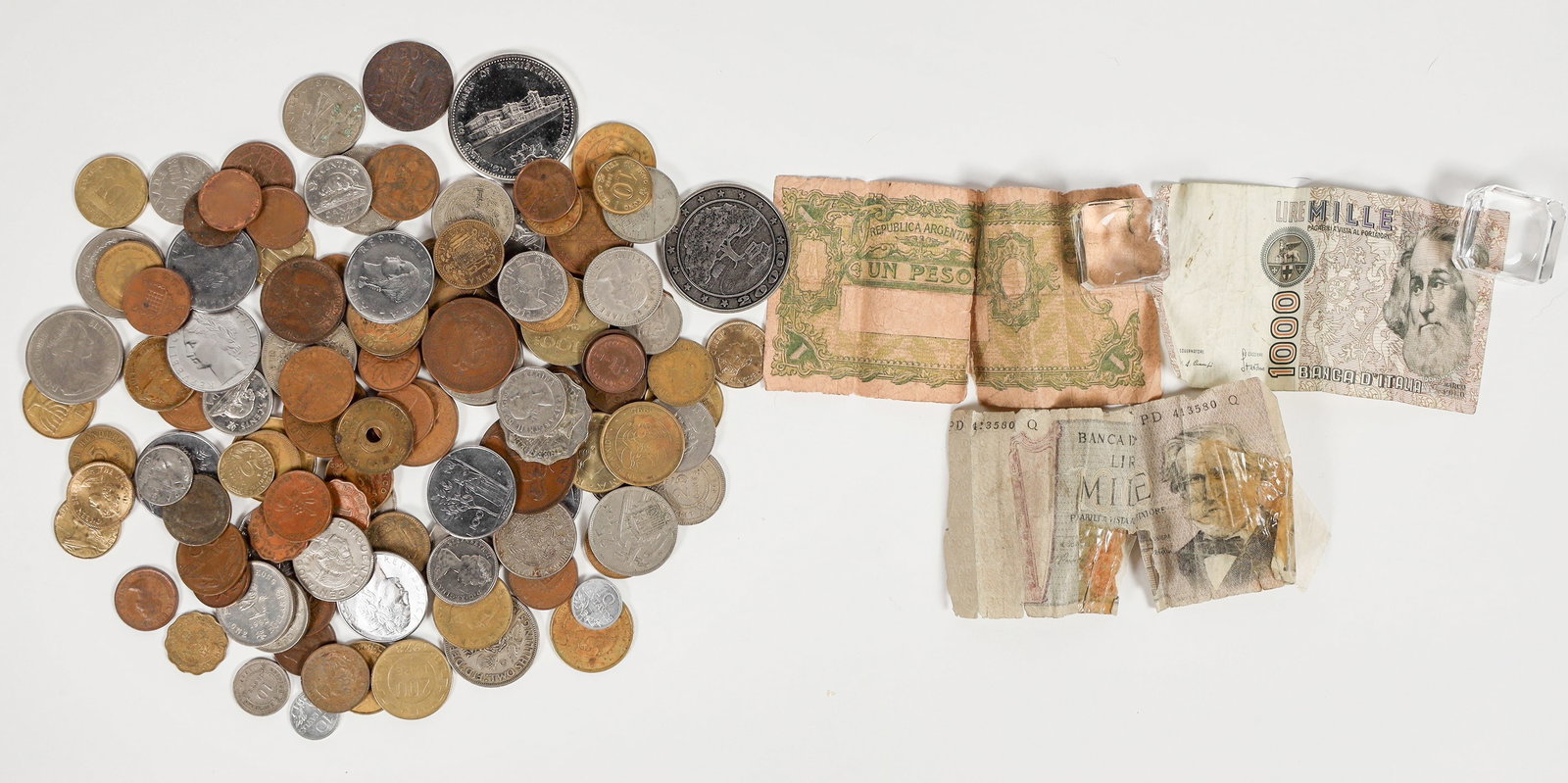 Foreign Coins & Currency [201863]: Grab bag of over 120 foreign coins and three pieces of currency: one Argentine peso; 1000 Italian lira (2). Coins from Israel, Canada, Mexico, Italy, Great Britain, Jamaica, Spain and many others. ^Da