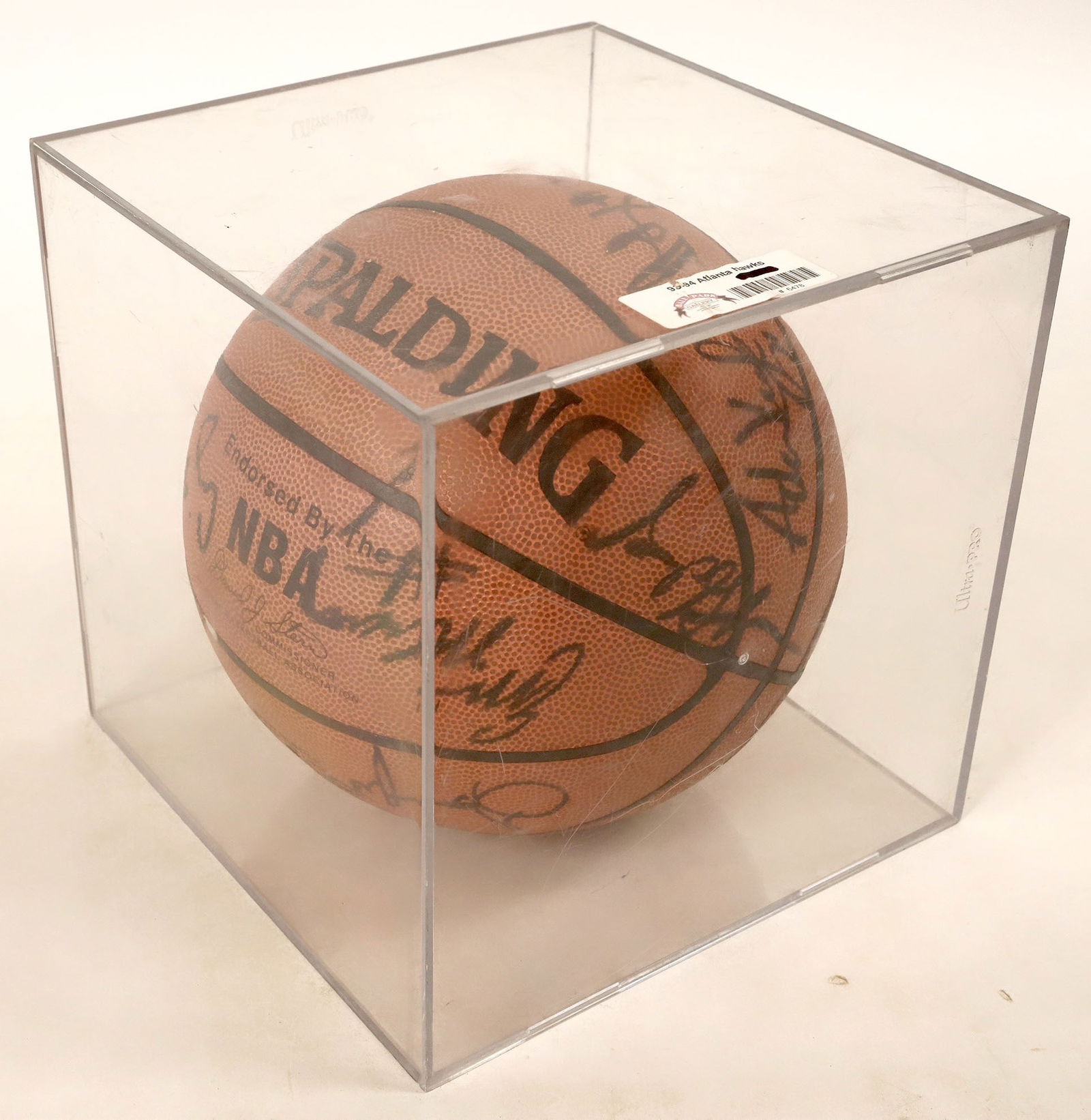 Atlanta Hawks 1993-94 Signed Basketball [187726]: Spalding NBA basketball signed by the 1993-1994 Atlanta Hawks, including Hall of Famer Dominique Wilkins. Most of the signatures are pretty sharp. Please see photos for more details.^Date: Country (if