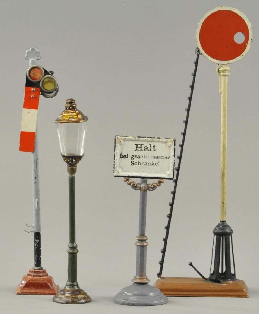 LOT OF FOUR MARKLIN TRAIN ACCESSORIES (1 of 1)