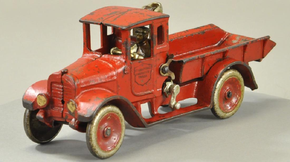 ARCADE IH DUMP TRUCK (1 of 5)