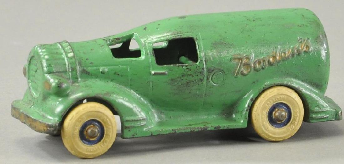 ARCADE BORDEN'S MILK BOTTLE TRUCK (1 of 3)