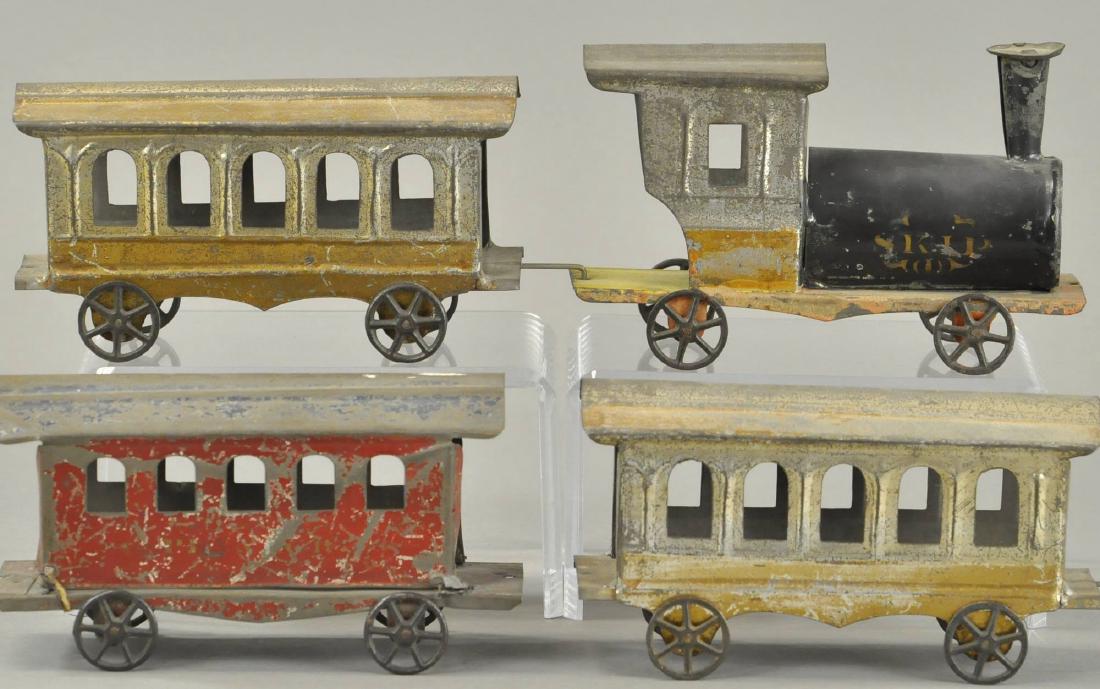 AMERICAN TIN TRAIN SET (1 of 3)