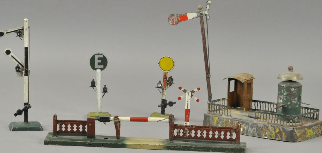 GERMAN TRAIN ACCESSORIES AND SIGNALS (1 of 3)