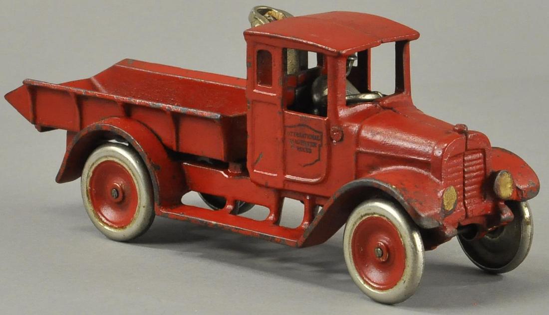 ARCADE IH DUMP TRUCK (1 of 5)