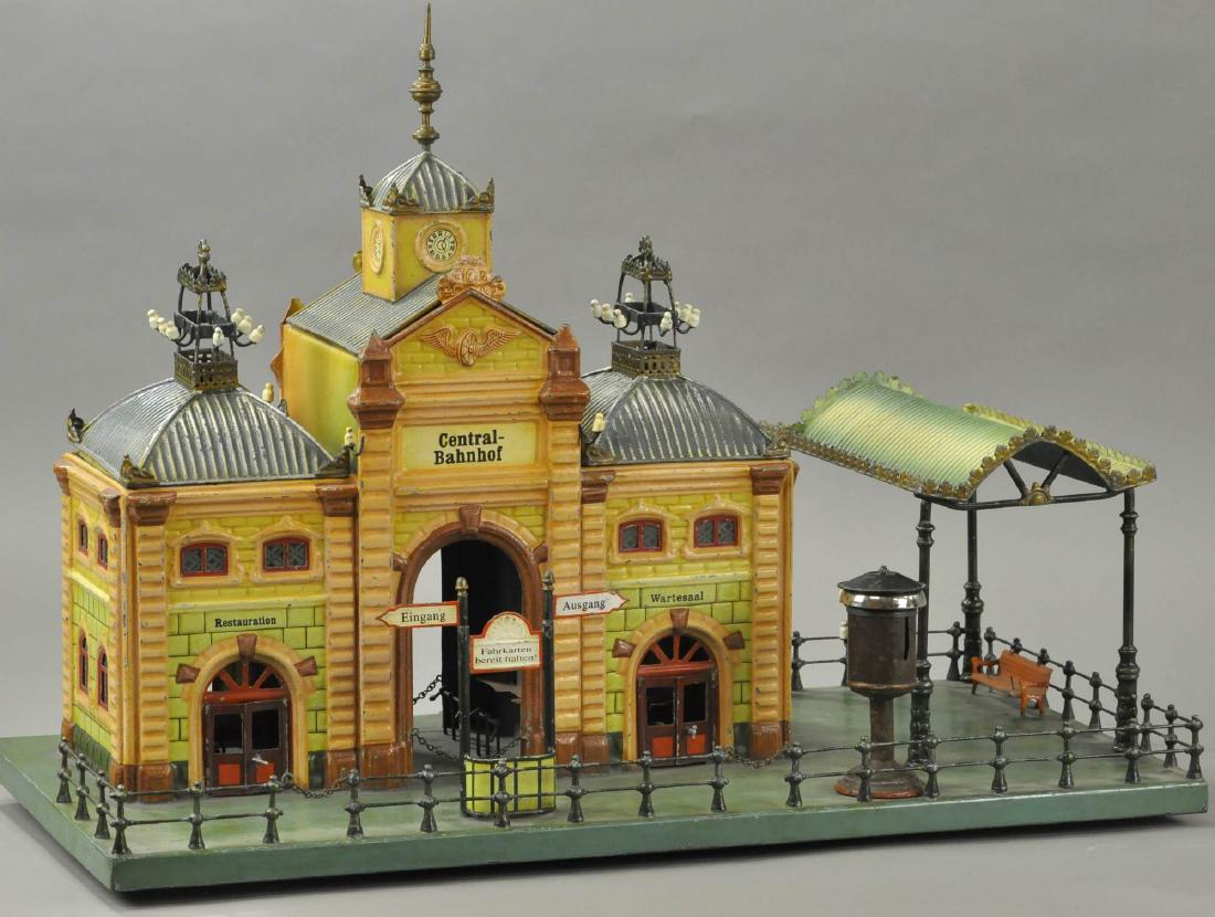 MARKLIN CENTRAL STATION W/AWNING: Very large and impressive station featuring a two tier embossed roof with clock tower and telegraph insulators, walls of station are embossed brick with an elaborate combination of colors, features re