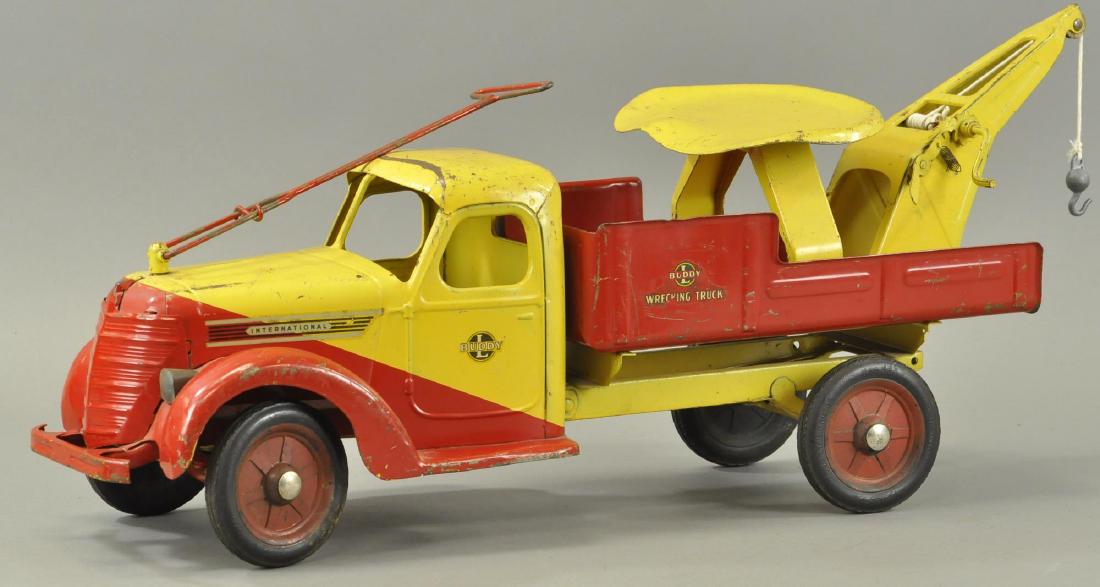 BUDDY L RIDE ON 1938 INTERNATIONAL WRECKING TRUCK (1 of 3)