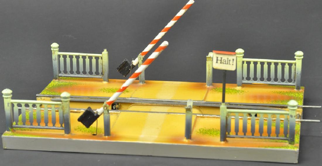 MARKLIN CROSSING GATE (1 of 2)