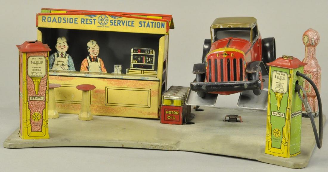 MARX ROADSIDE SERVICE STATION W/ ELECTRIC COUPE (1 of 3)