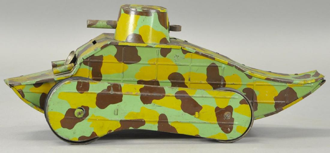 FRENCH WW1 CRAWLING ARMY TANK (1 of 3)