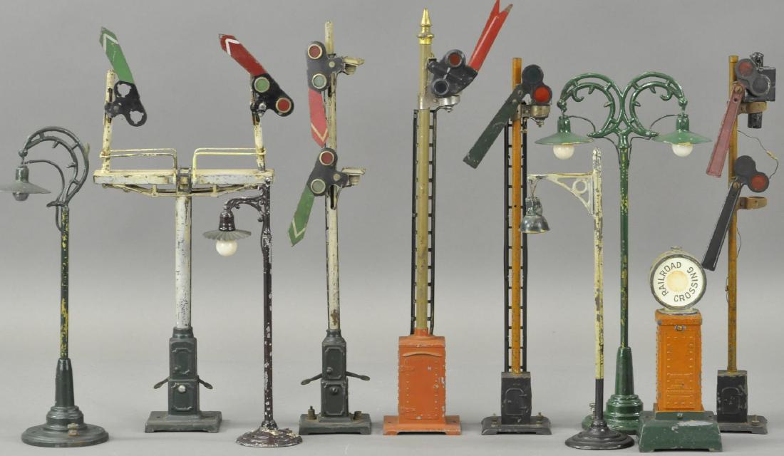 TEN LIONEL STANDARD GAUGE SIGNALS & SEMAPHORES (1 of 3)