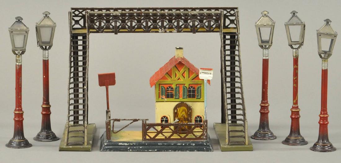 MARKLIN GROUPING - CROSSING, HOUSE AND LAMPS (1 of 4)