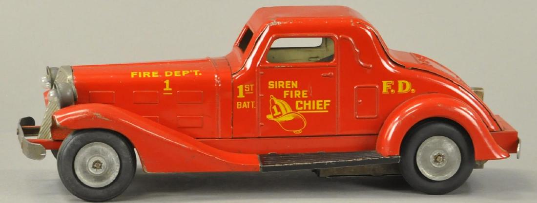 LOUIS MARX SIREN FIRE CHIEF CAR (1 of 4)
