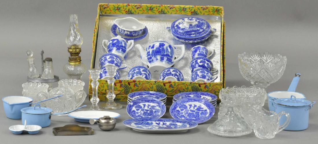 LOT ASSORTED CHILD'S TABLE AND KITCHEN WARE (1 of 4)