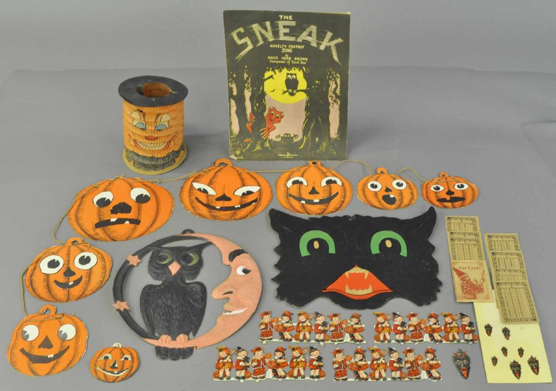 ASSORTMENT OF FIFTEEN HALLOWEEN DECORATIONS (1 of 3)