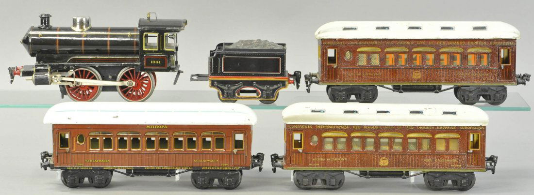 MARKLIN CLOCKWORK PASSENGER SET (1 of 2)