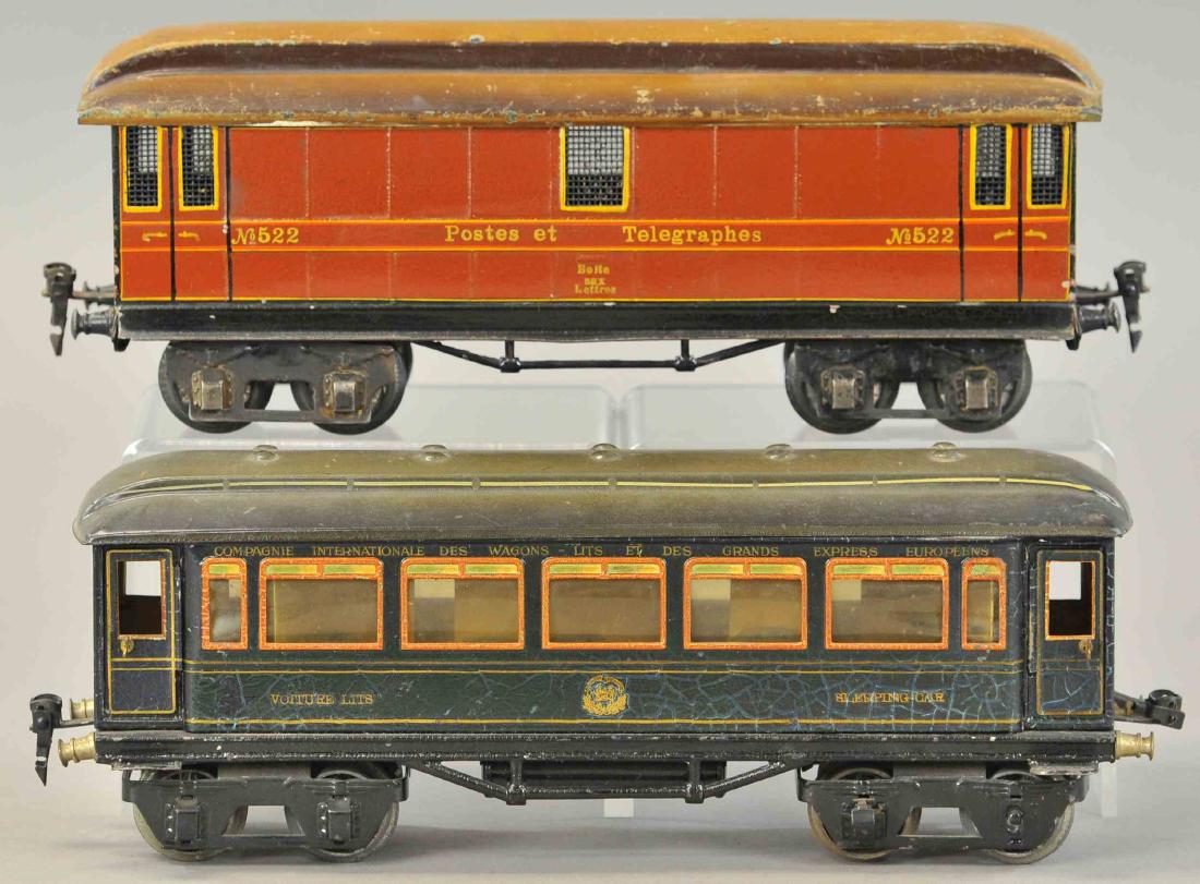 PAIR OF MARKLIN EUROPEON PASSENGER CARS (1 of 3)