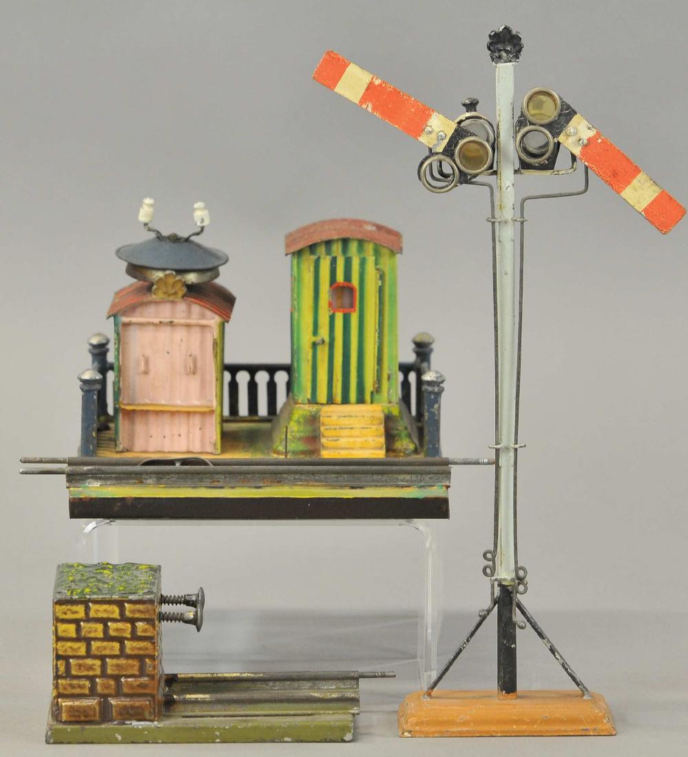 MARKLIN CROSSING, SIGNAL AND BUFFER (1 of 3)