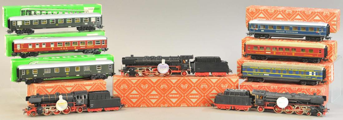 TWO MARKLIN PASSENGER SETS AND DA800 LOCOMOTIVE (1 of 2)