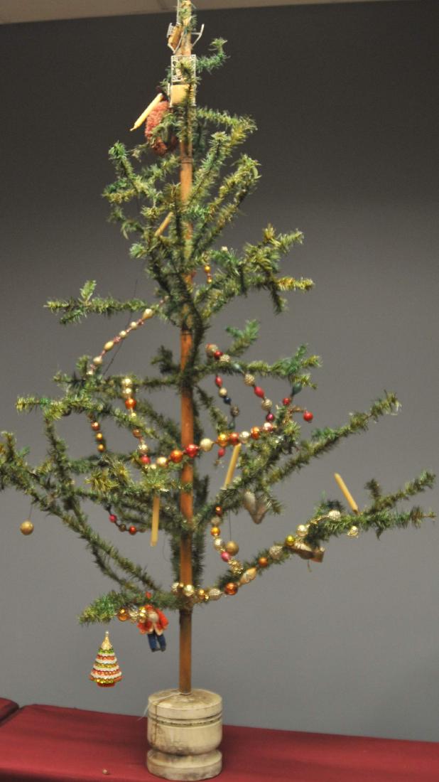 ROUND BASE FEATHER TREE (1 of 3)