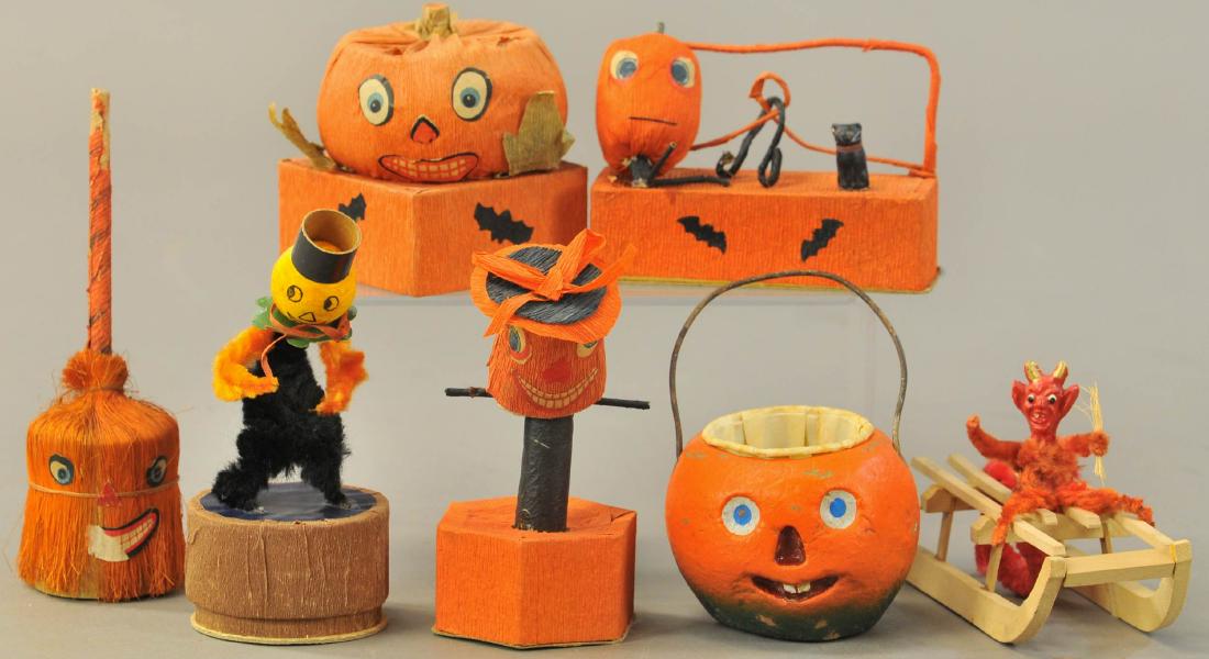 GROUPING OF HALLOWEEN PARTY NOVELTIES: 2257. GROUPING OF HALLOWEEN PARTY NOVELTIES | Seven Halloween table top novelties. 3"- 5" h.
