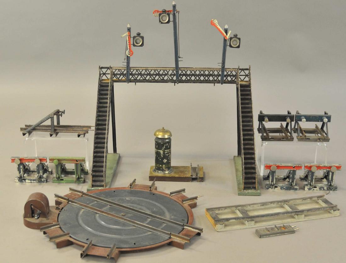 GROUP OF MARKLIN RAILROAD ACCESSORIES (1 of 2)