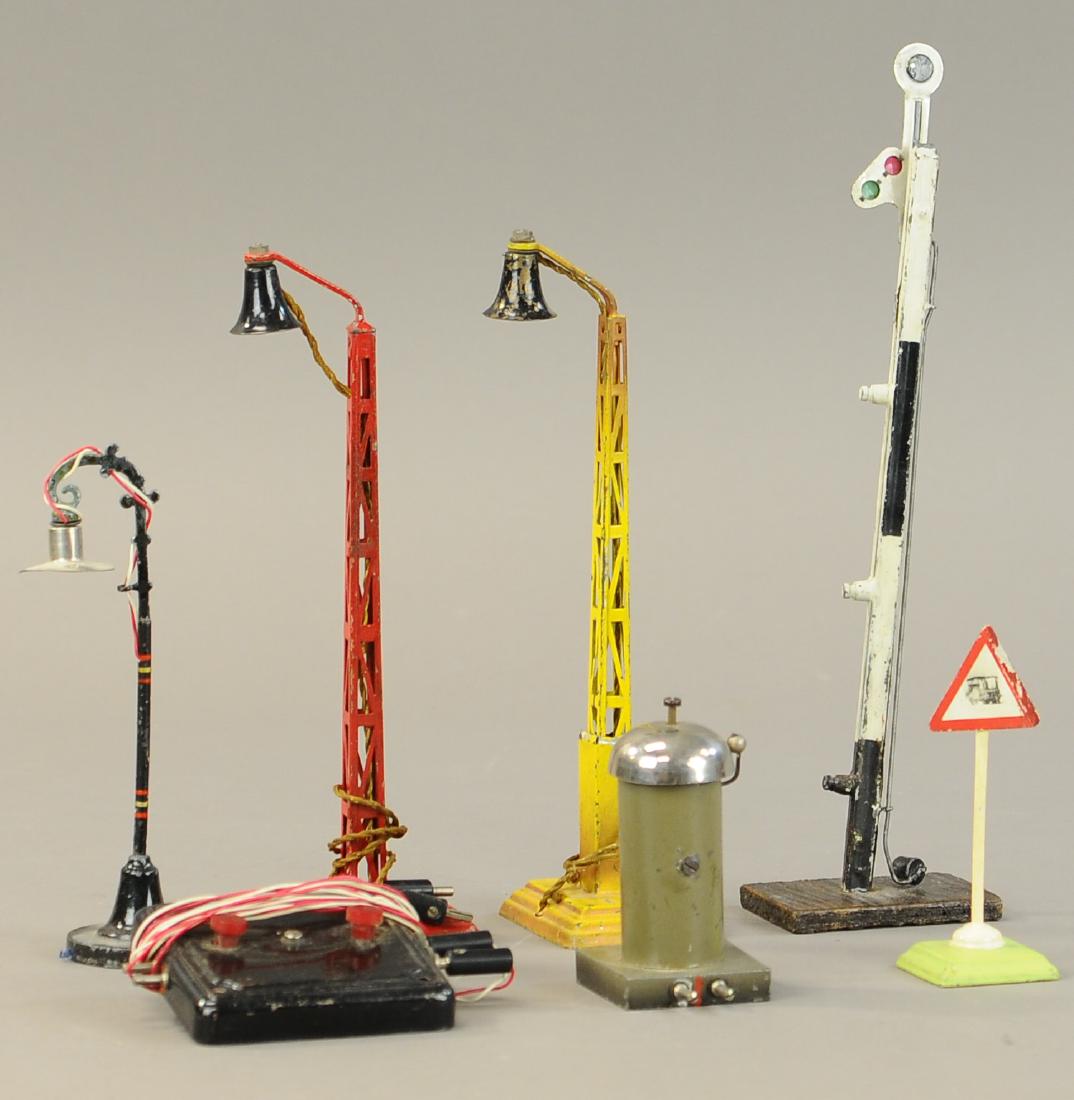 MARKLIN LAMP & SIGNAL LOT: 355. MARKLIN LAMP & SIGNAL LOT | O gauge | Tallest 11" h.