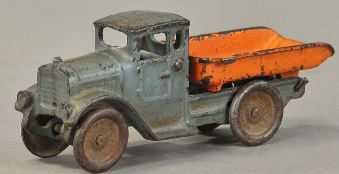 SMALL KILGORE DUMP TRUCK (1 of 3)