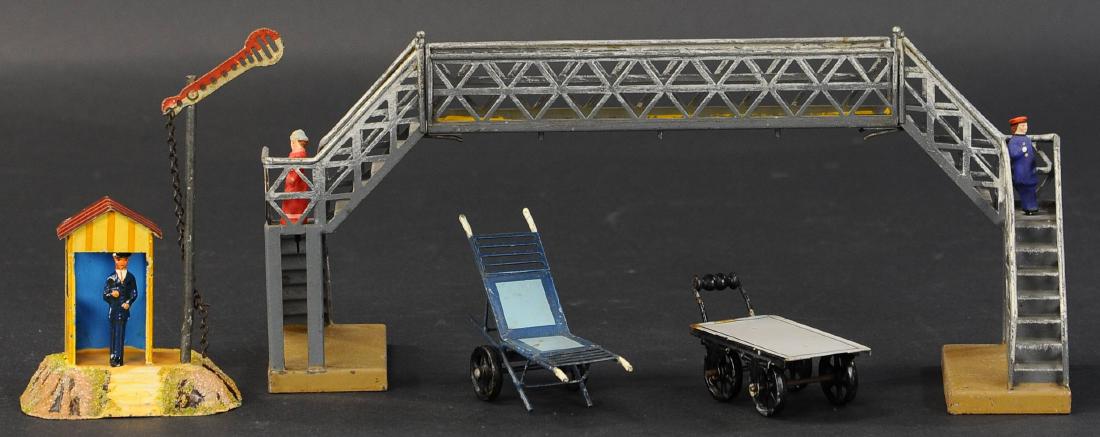 GROUPING OF MARKLIN ACCESSORIES: 537. GROUPING OF MARKLIN ACCESSORIES | 16" l.