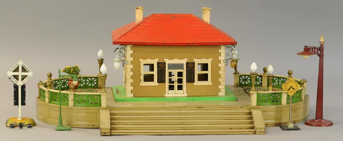 LIONEL NO. 134 PASSENGER STATION & OTHER ACCESSORI (1 of 4)