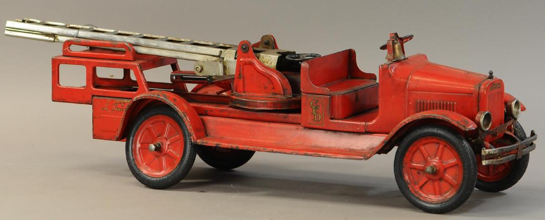 DELUXE BUDDY L AERIAL LADDER TRUCK (1 of 3)