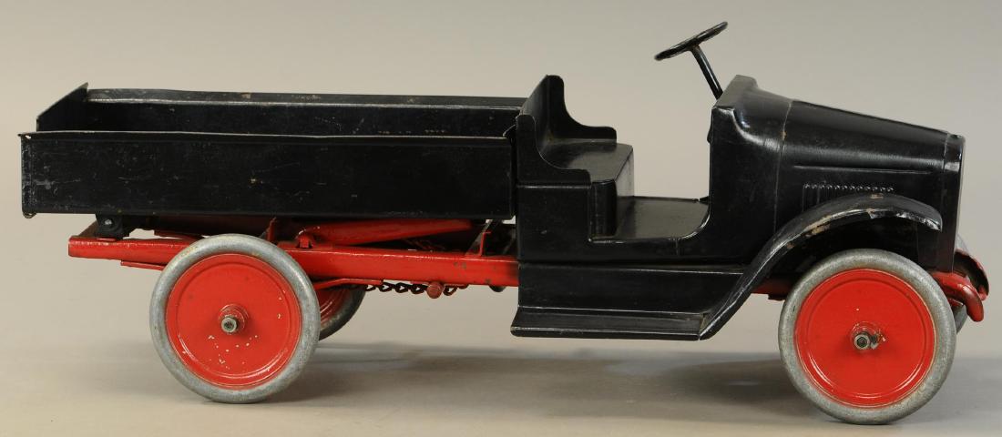 BUDDY L HAND CRANK DUMP: 547. BUDDY L HAND CRANK DUMP | 25" l. | Repainted. | $200 - $400