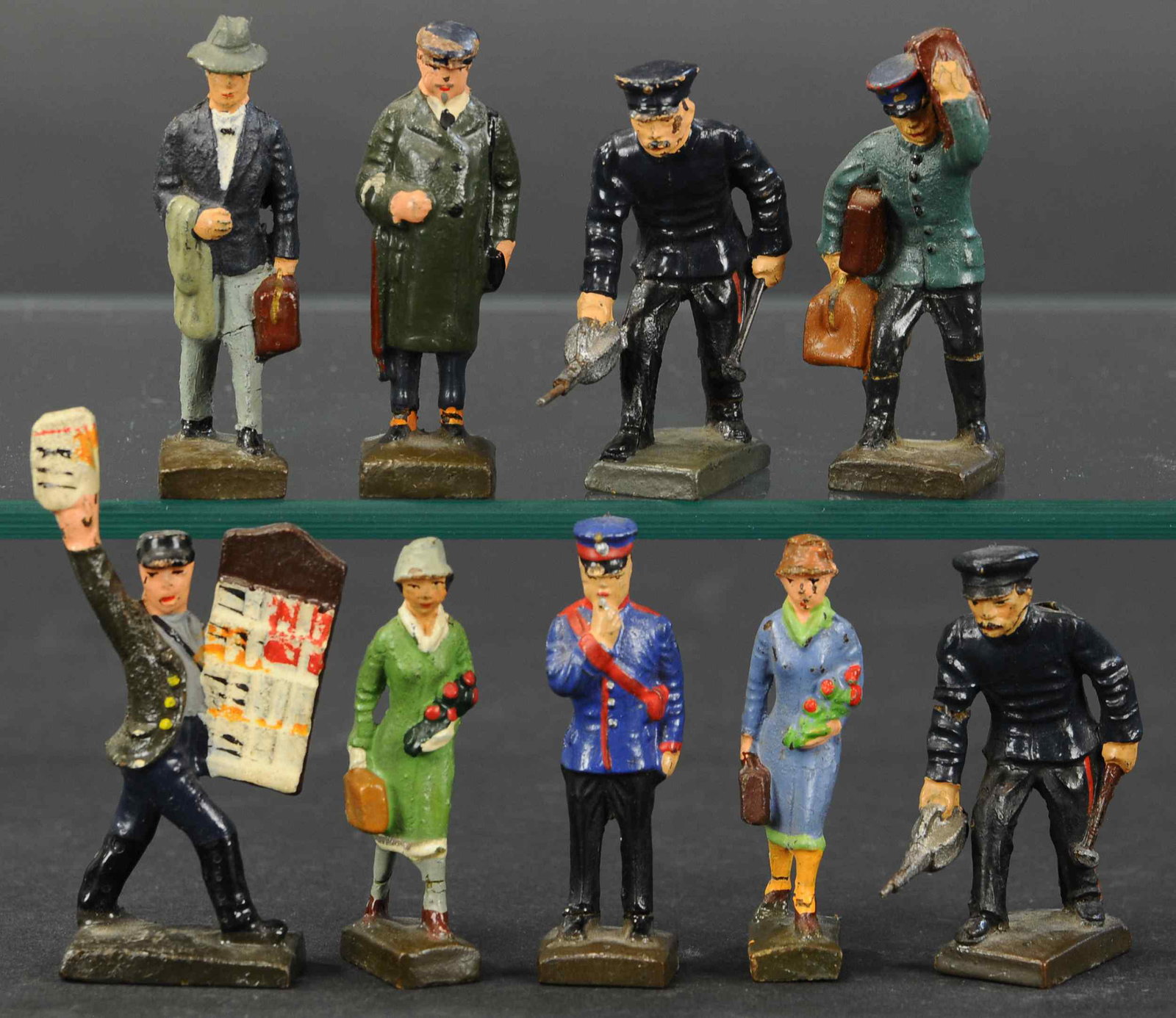 LINEOL 1 GAUGE RR FIGURES: 87. LINEOL 1 GAUGE RR FIGURES | Oilers, ports, passengers, nine pieces. | 60mm. | (Very Good to Excellent Condition) | $200 - $300