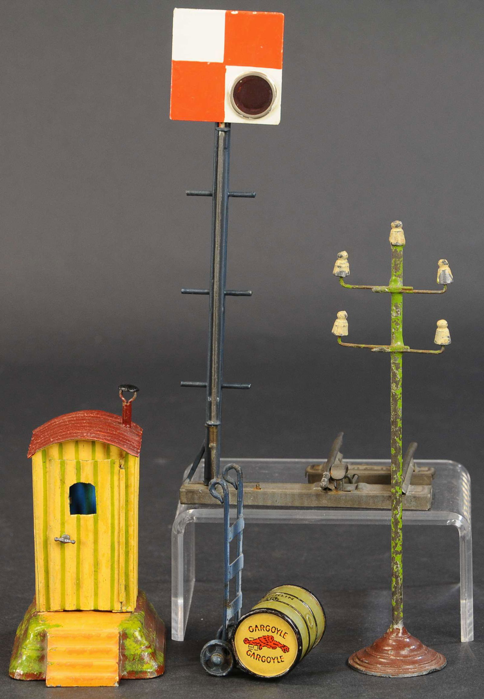 MARKLIN TICKET BOOTH & ACCESSORIES: 120. MARKLIN TICKET BOOTH & ACCESSORIES | Booth 4" height. | Telegraph has significant wear to green paint, booth has minor touch-up enhancements throughout, others all original, (Pristine Condition)