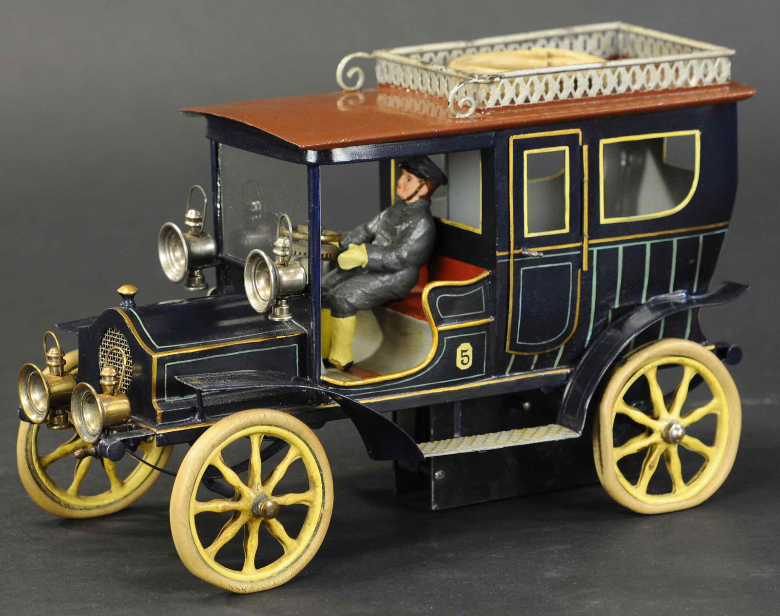 MEDIUM SIZE MARKLIN LIMOUSINE: 2037. MEDIUM SIZE MARKLIN LIMOUSINE | Though sold as an original toy and restored in past, it has been determined to be a contemporary example, large clockwork mechanism mounted under rear seats direc