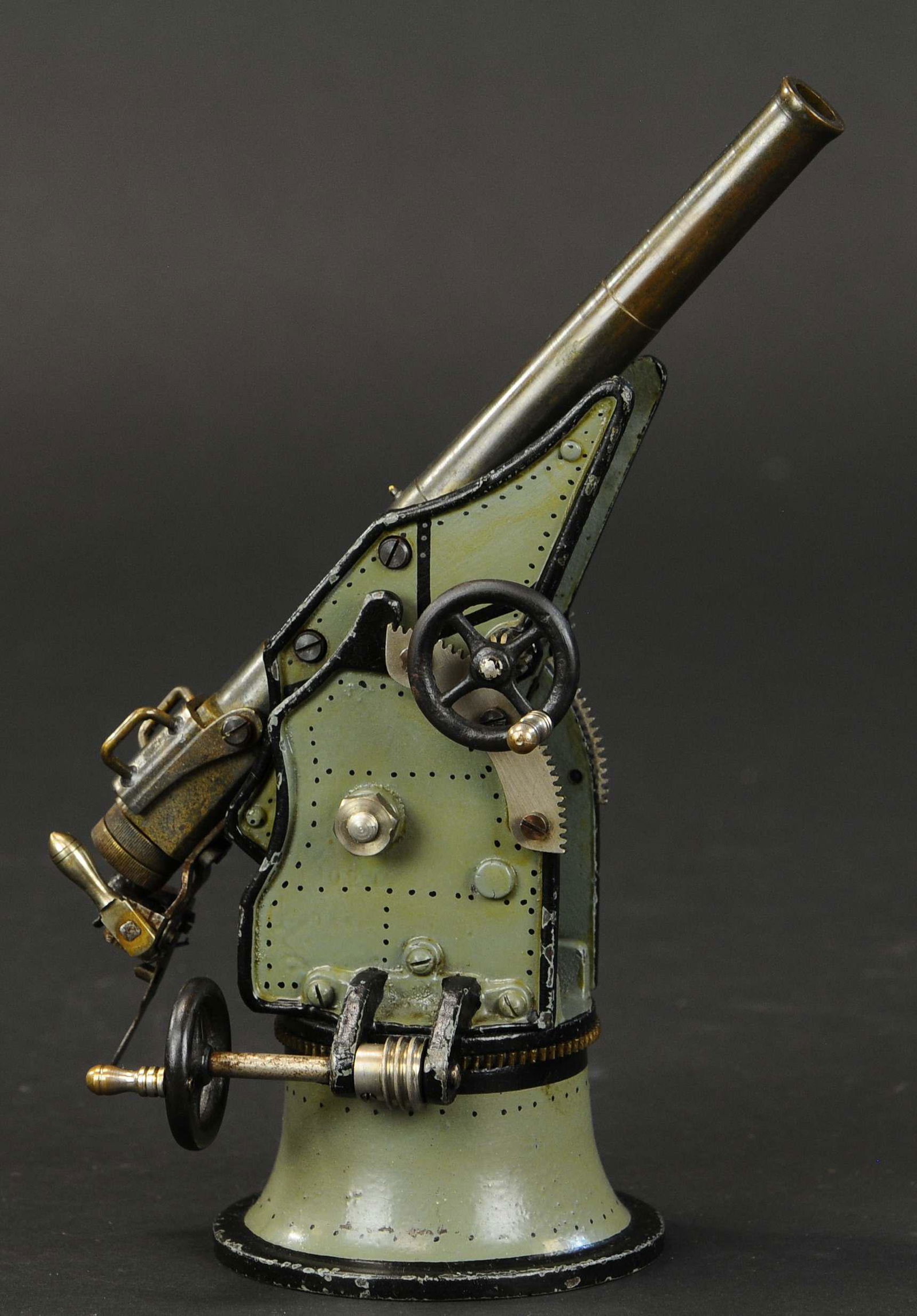 MARKLIN COASTAL ANTI-AIRCRAFT GUN: 2092. MARKLIN COASTAL ANTI-AIRCRAFT GUN | Hand painted, heavy well made gun with precision gears to raise and lower barrel and warn gear system to rotate gun 360°. 10" h. when barrel pointed up. | (E