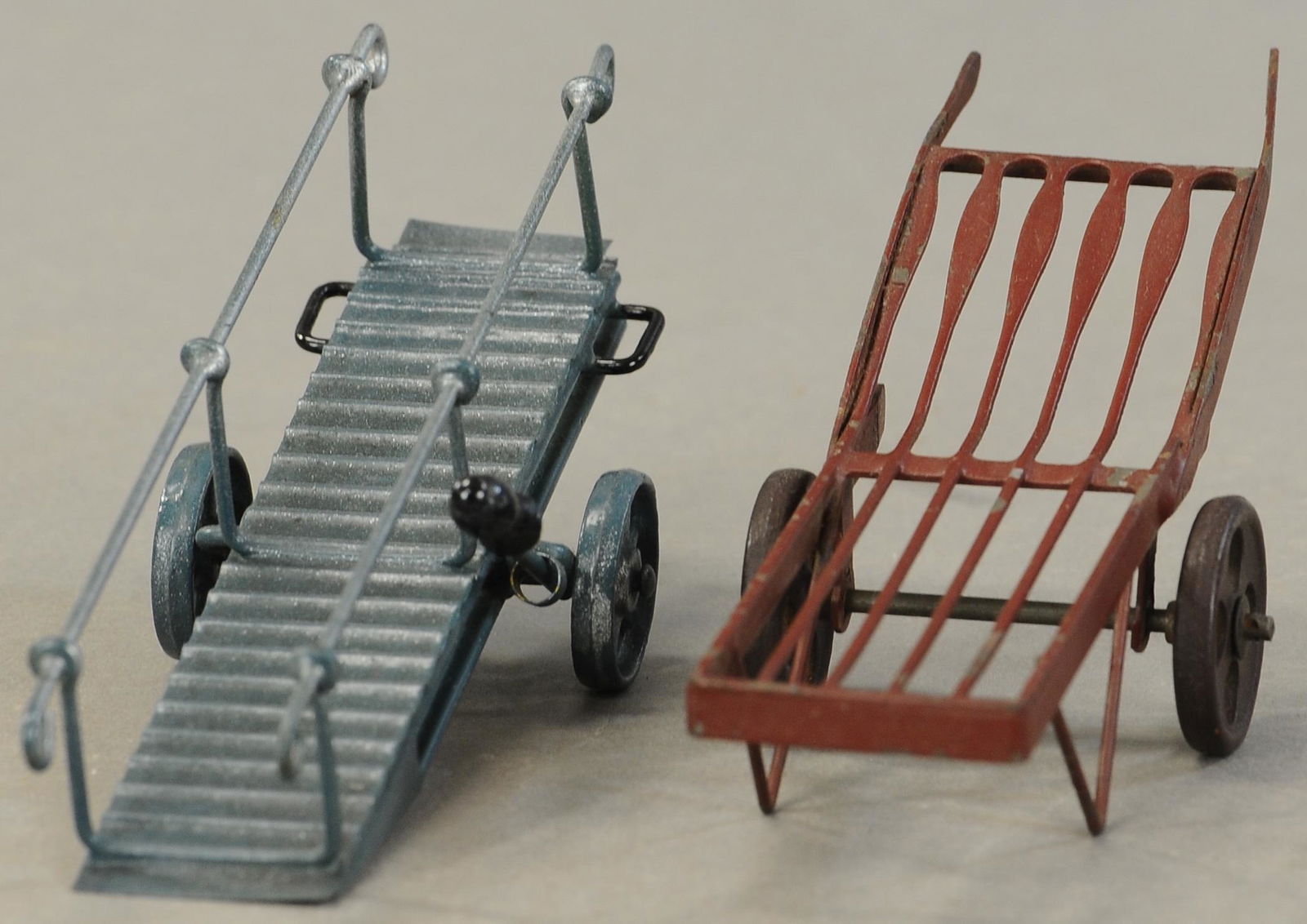 MARKLIN CATTLE RAMP & LUGGAGE CART: 2143. MARKLIN CATTLE RAMP & LUGGAGE CART | Hand painted, 0 gauge. 6.5" l. | (Excellent Condition) | $500 - $750 | Provenance: Sam Downey Collection.