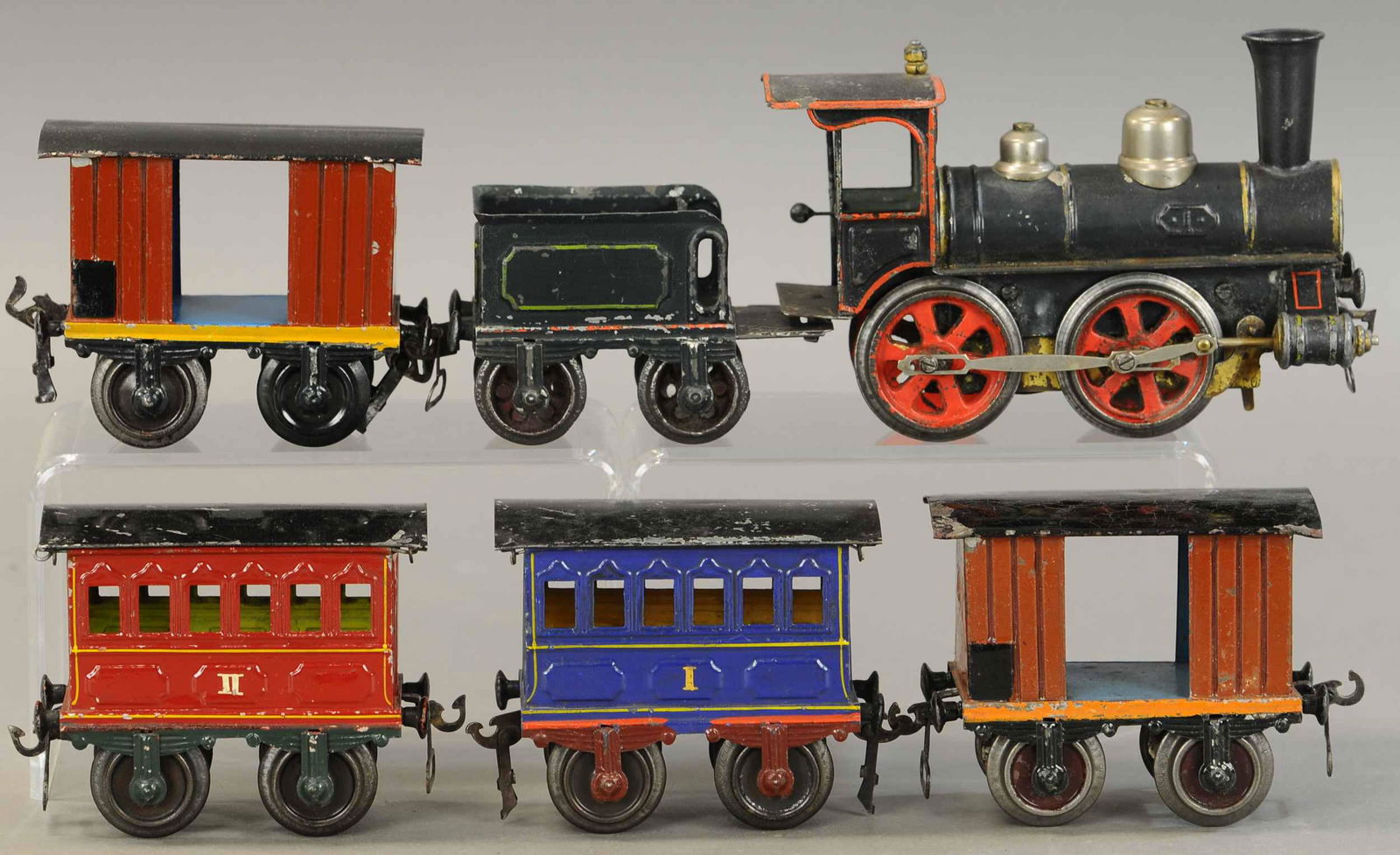 EARLY MARKLIN LOCOMOTIVE & PASSENGER WAGONS: 2257. EARLY MARKLIN LOCOMOTIVE & PASSENGER WAGONS | Gauge 1, clockwork. Loco & tender 11.5" l. | Locomotives smoke stack is reattached and touched up accordingly, otherwise clean set in (Very Good to