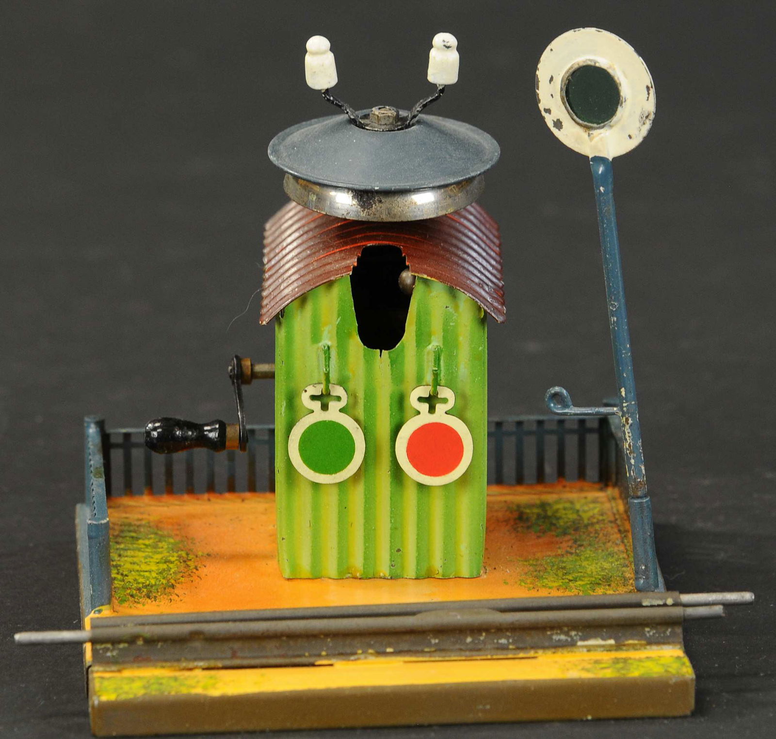 MARKLIN CLOCKWORK SIGNAL BELL ACCESSORY: 2271. MARKLIN CLOCKWORK SIGNAL BELL ACCESSORY | O and 1 gauge, hand crank at side. 5" h. x 5" w. | Red and green markers are added, overall in (Exc. Cond.) | $200 - $400 | Provenance: Sam Downey Colle