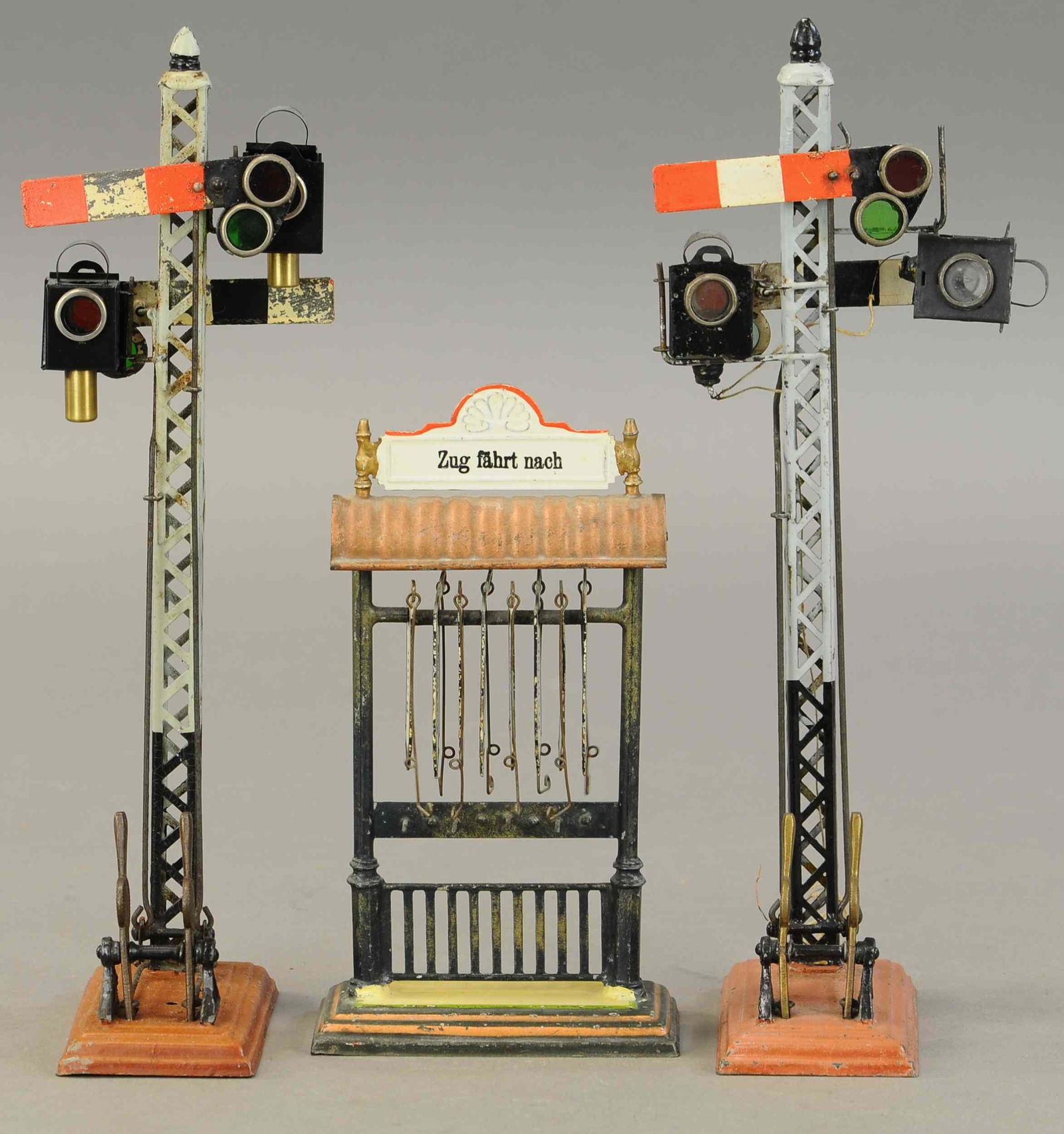 MARKLIN DESTINATION BOARD AND SIGNALS: 2280. MARKLIN DESTINATION BOARD AND SIGNALS | 12.5" h. | One semaphore has some touch ups to frame, otherwise grouping is in | $400 - $700 | Provenance: Sam Downey Collection.