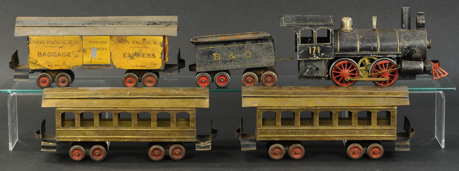 CARLISLE & FINCH TRAIN SET: 2337. CARLISLE & FINCH TRAIN SET | 2" gauge, electric. Loco & tender 19" l. | Loco missing bell, otherwise (Very Good to Excellent Condition) | $1,500 - $2,500 | Provenance: Sam Downey Collection.