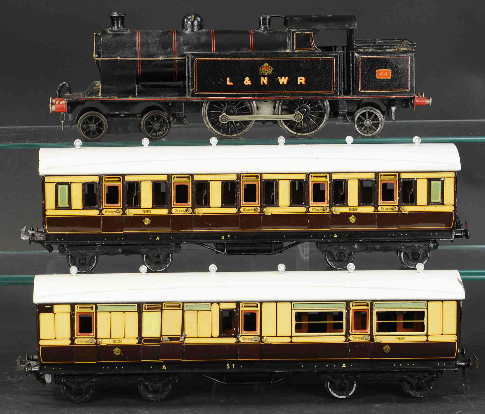 BING FOR BASSETT LOWKE TANK LOCO AND COACHES (1 of 4)