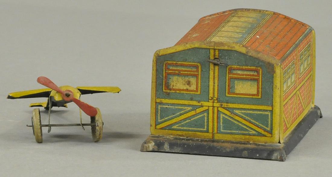 PLANE & HANGAR PENNY TOY (1 of 4)