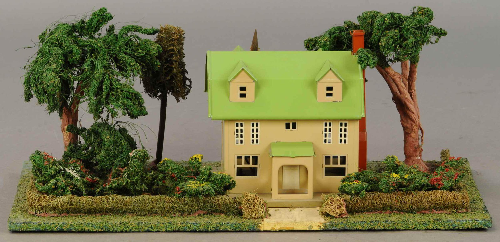 LIONEL PRE-WAR #912 VILLA PLOT: 316. LIONEL PRE-WAR #912 VILLA PLOT | 14" x 9" | All Original Condition. | $300 - $600