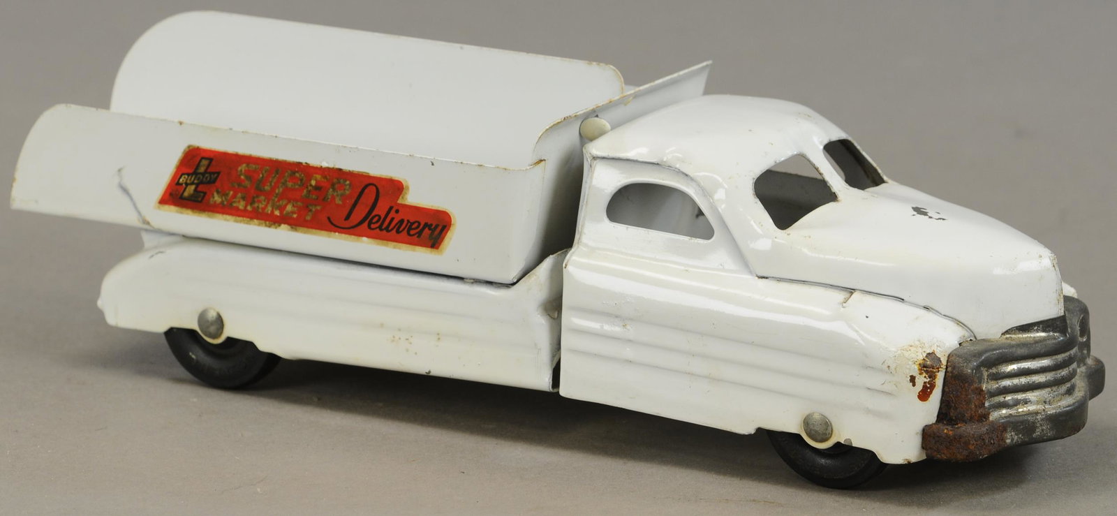 BUDDY L SUPERMARKET DELUXE TRUCK: 590. BUDDY L SUPERMARKET DELUXE TRUCK | 13" l. | All Original Condition. | $100 - $200
