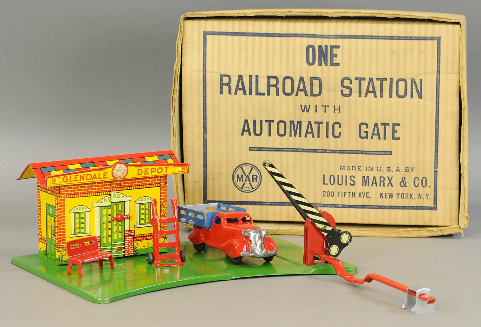 BOXED MARX LIGHTED TIN RAILROAD STATION: 634. BOXED MARX LIGHTED TIN RAILROAD STATION | 13 w. | All Original Condition. | $200 - $400
