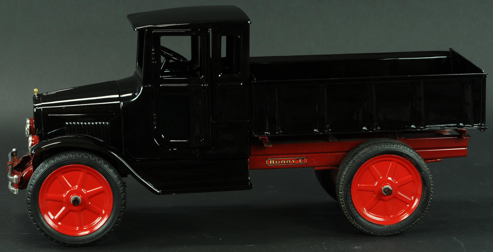 BUDDY L DELUXE PICK-UP TRUCK: 632. BUDDY L DELUXE PICK-UP TRUCK | 25" l. | Contemporary. | $300 - $600