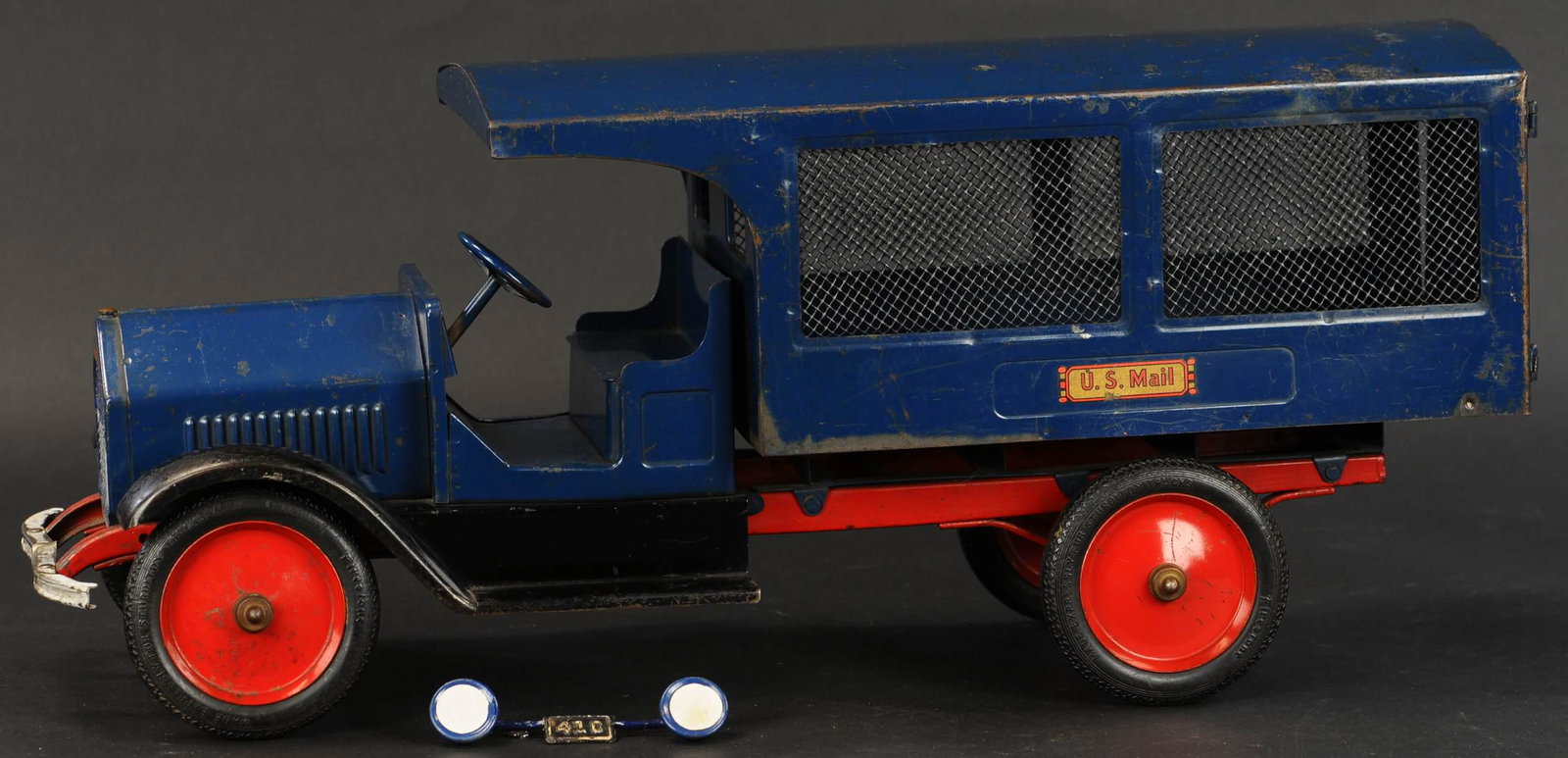 STURDITOY BLUE US MAIL TRUCK: 637. STURDITOY BLUE US MAIL TRUCK | Scarce color variation of familiar style truck. Provenance: Jay Schoedinger Collection. | 26" l. | Headlight bar replaced, one hinge on rear reattached, black fende