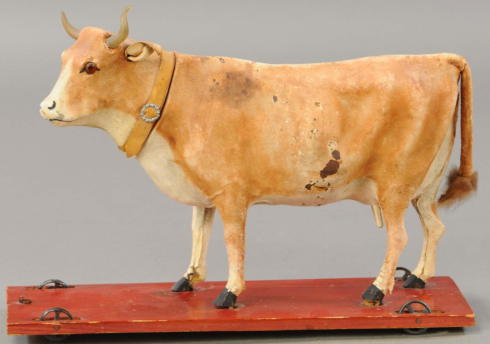 PLATFORM COW PULL TOY (1 of 3)