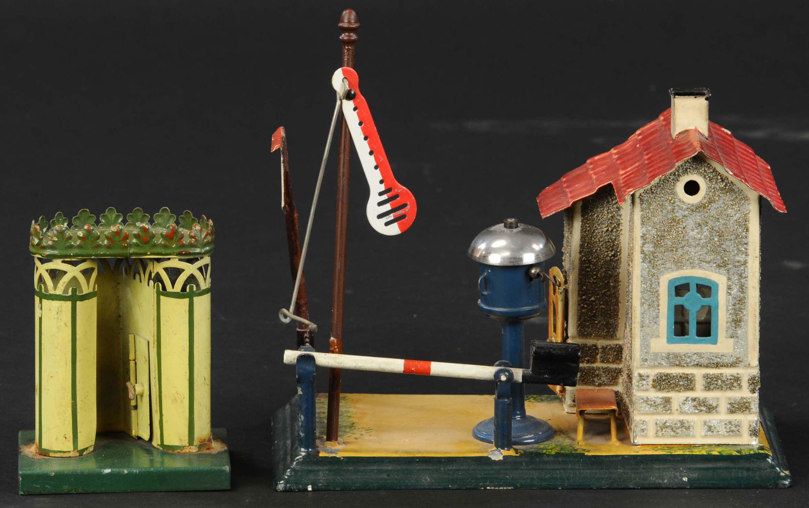 MARKLIN TOILET & GUARD'S SHACK (1 of 4)