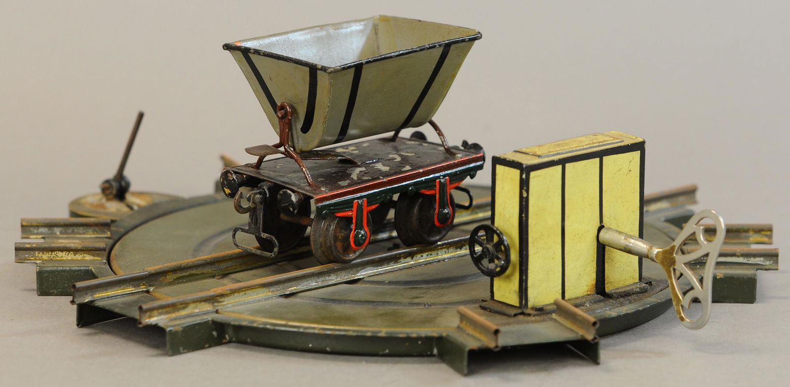 MARKLIN CLOCKWORK TURNTABLE W/ TIP (1 of 3)